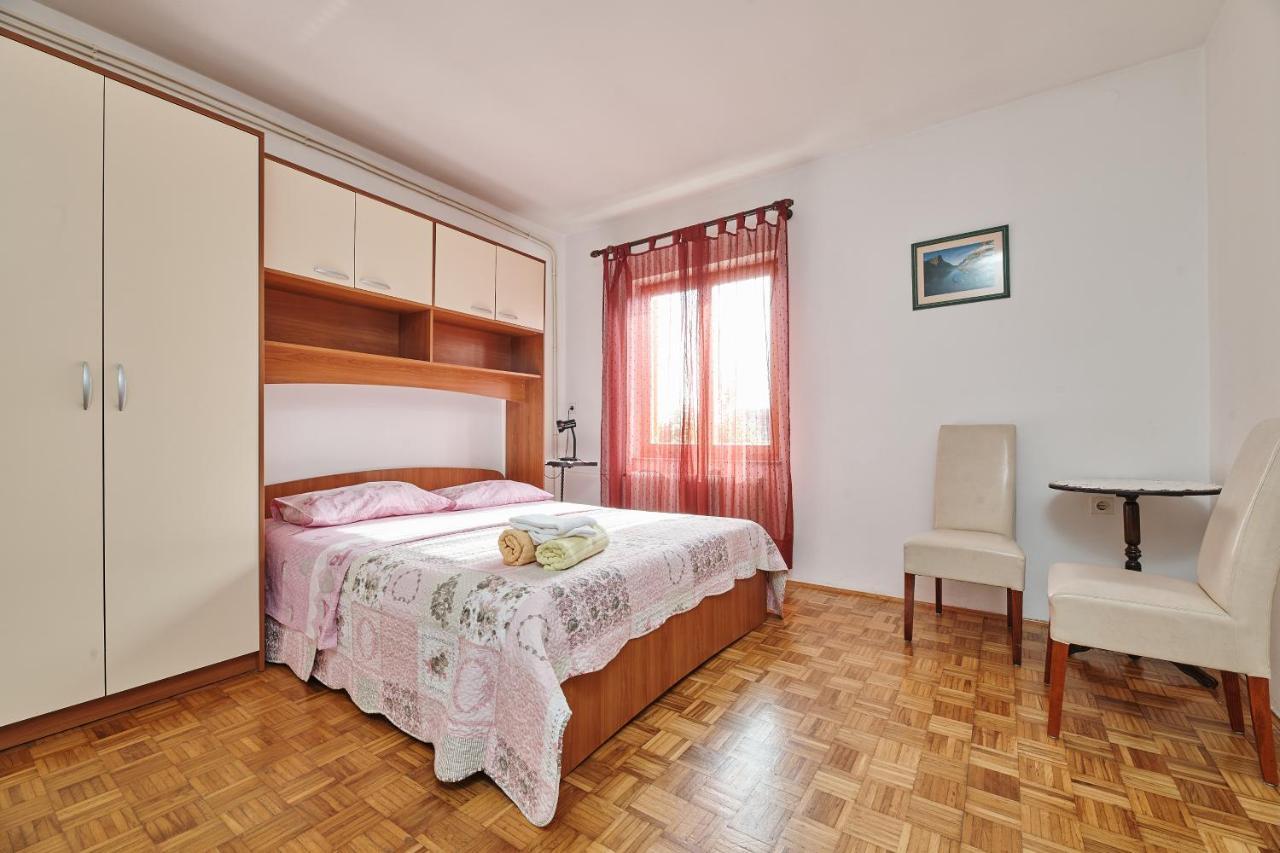 Apartment Car Umag Luaran gambar