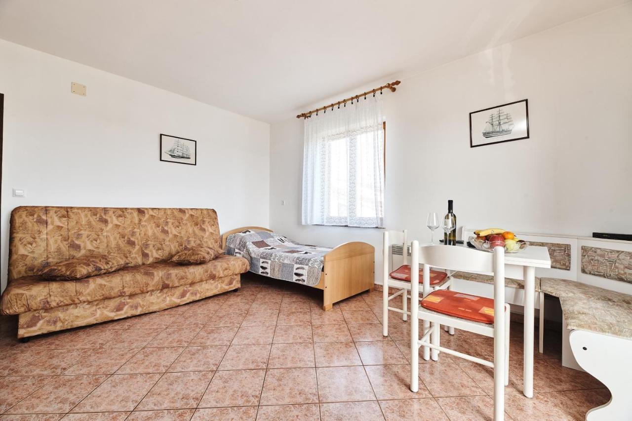 Apartment Car Umag Luaran gambar